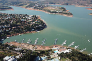 foto-aerea-escarpas-do-lago-capitolio-mg